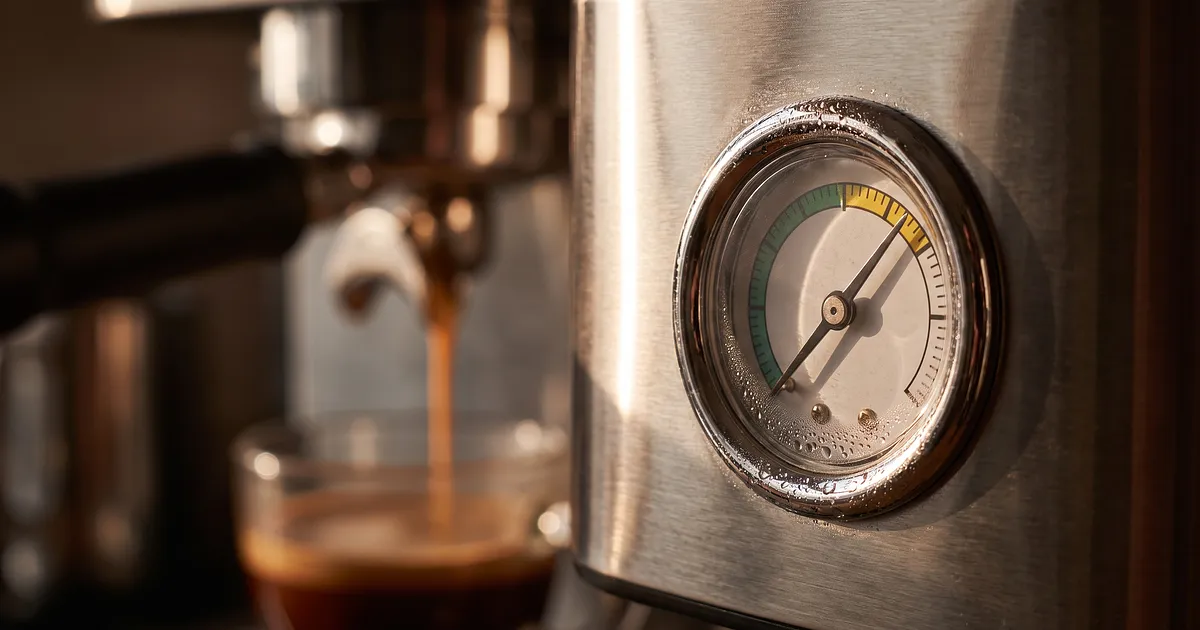 El manómetro de tu cafetera: qué dice realmente la aguja durante la extracción